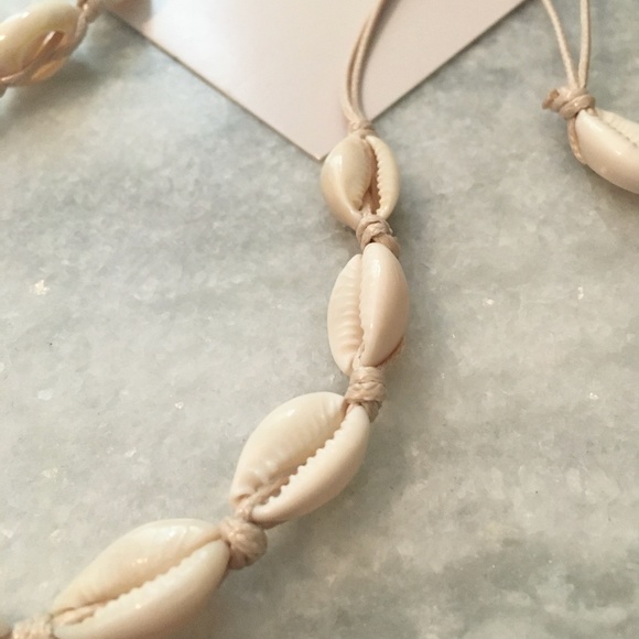 'Shoreline' White Shell Beach Choker Necklace - Picture 7 of 11